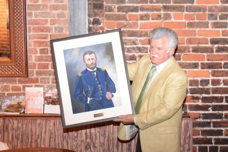 Photograph of William C. Jack Davis being presented the John Y. Simon Award by the Ulysses S. Grant Association.