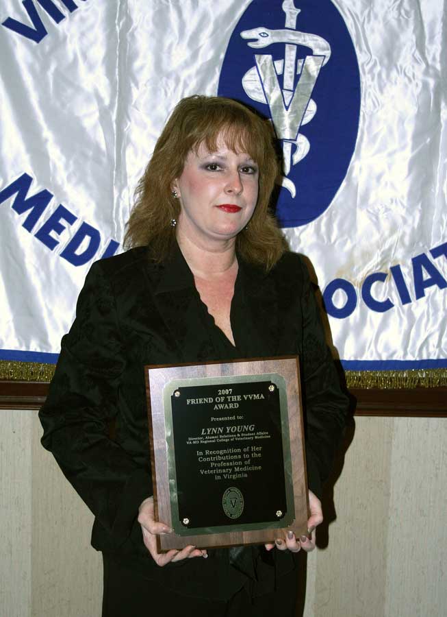 Lynn Young with VVMA award