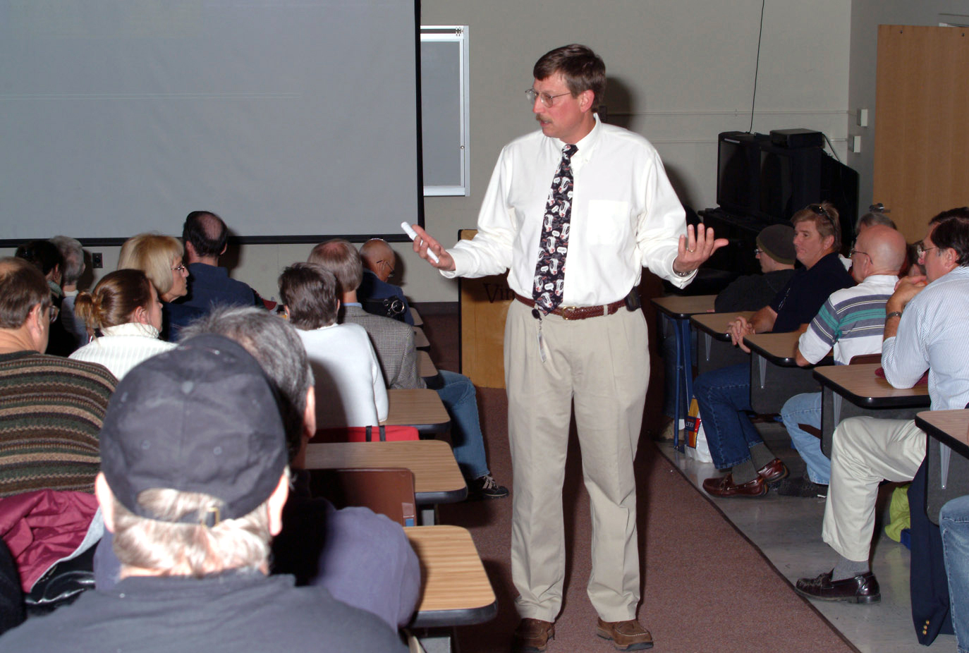 Veterinary College faculty member, Dr. Kevin Pelzer, provides lecture for continuing education program.