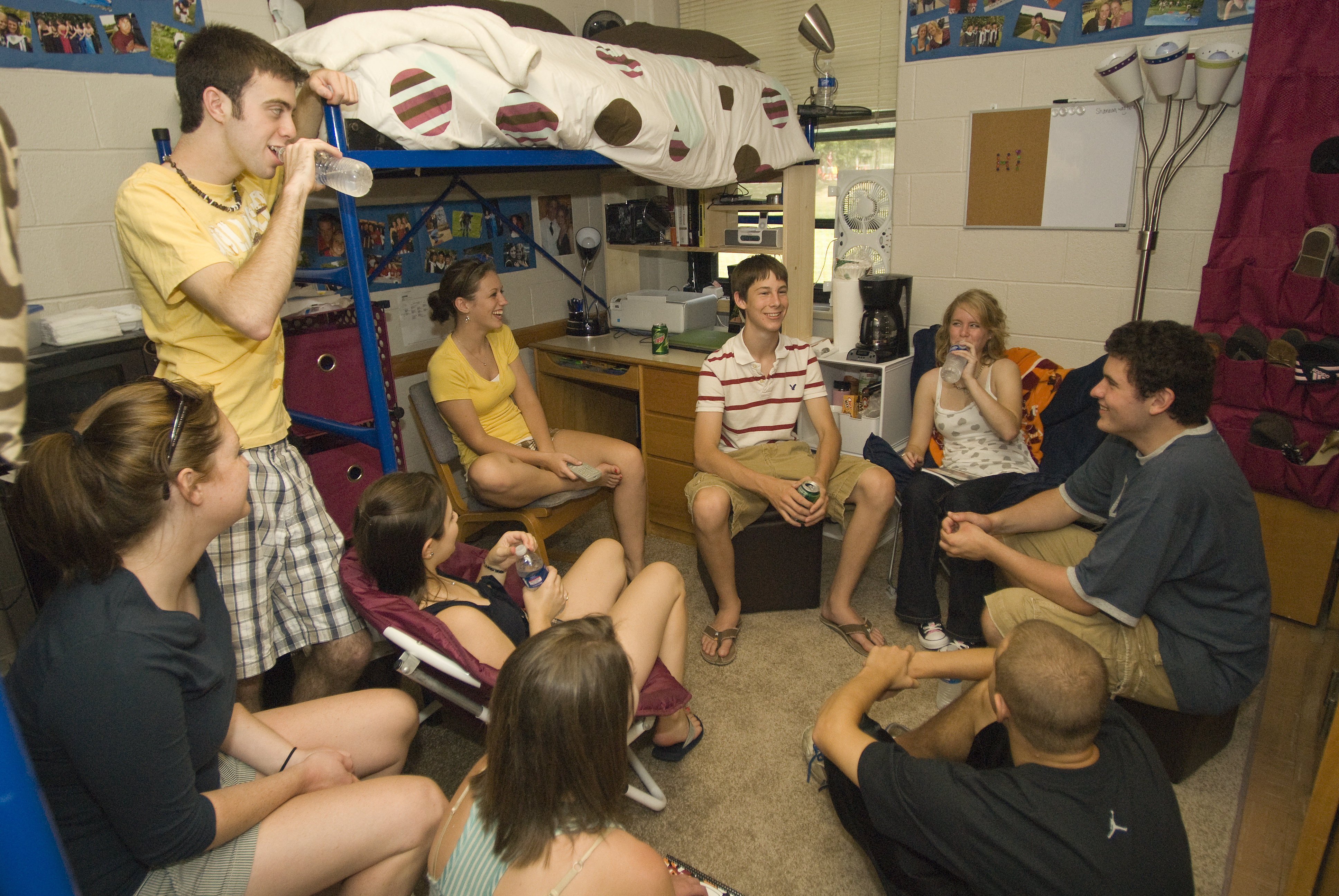Students hang out in a room.