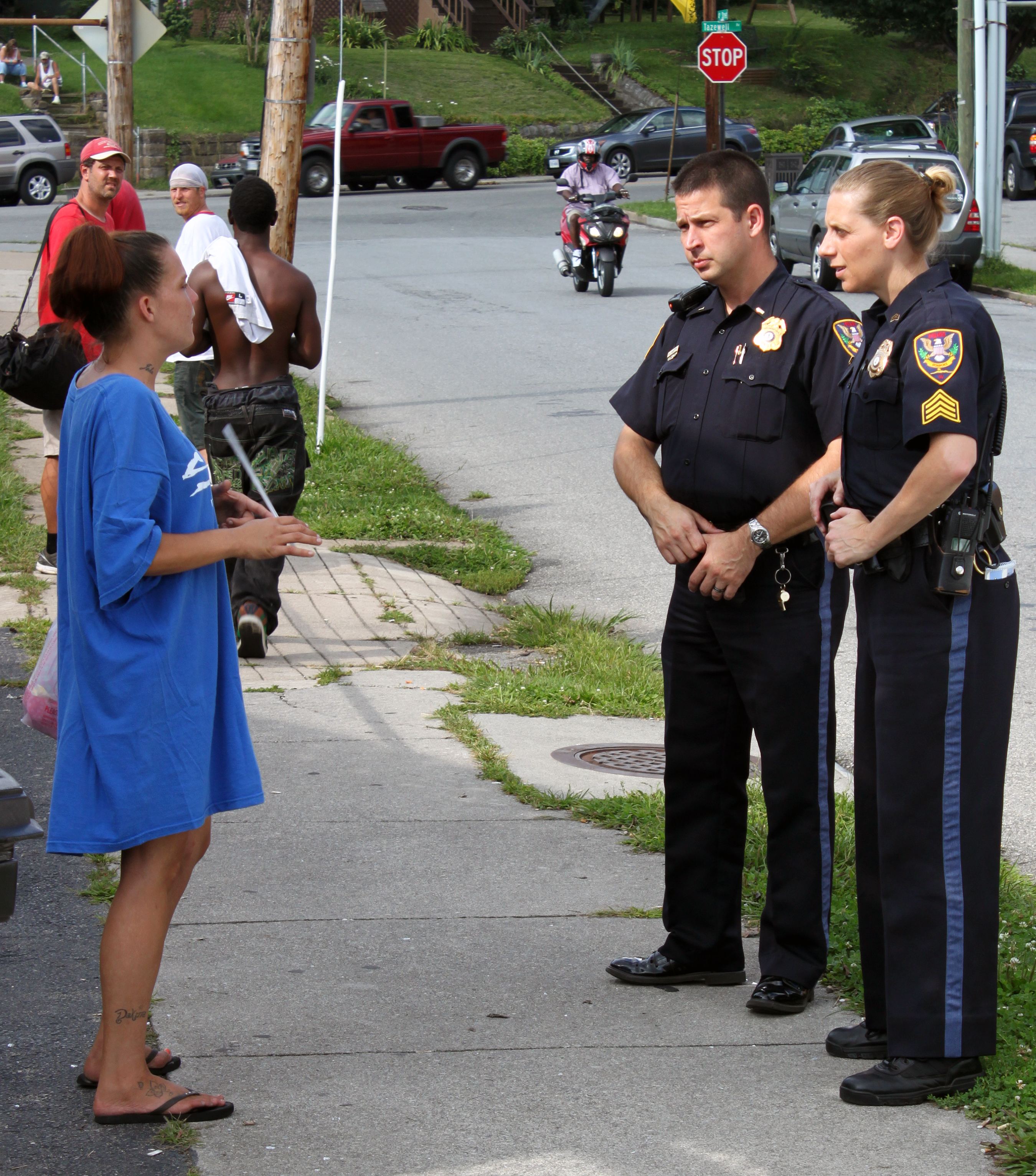 Roanoke police meet with residents